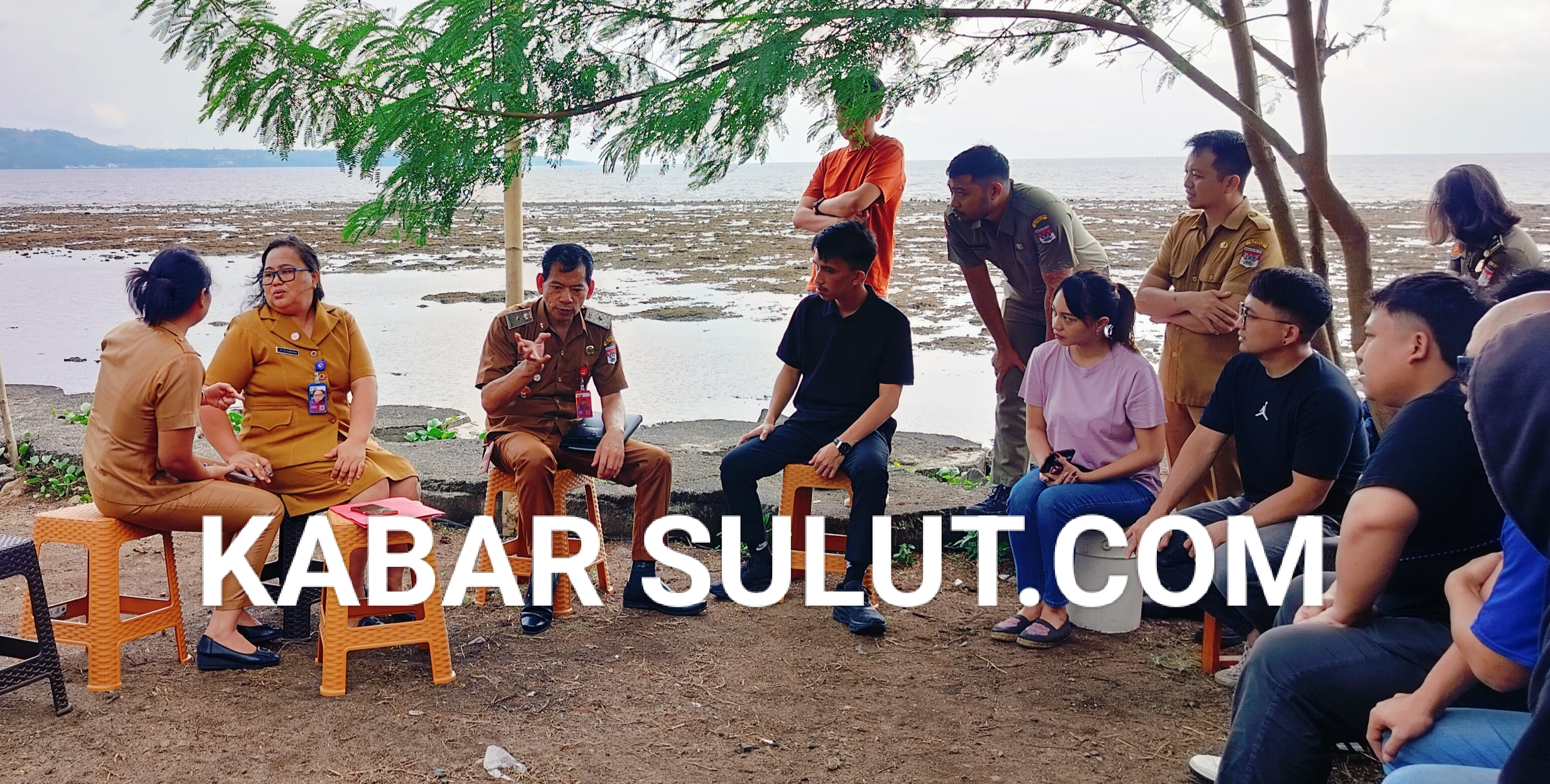 EW Turun Langsung Bersama Dispar Minsel Berdiskusi Dengan Pedagang Wisata Kuliner Pantai Alar Pondang Amurang