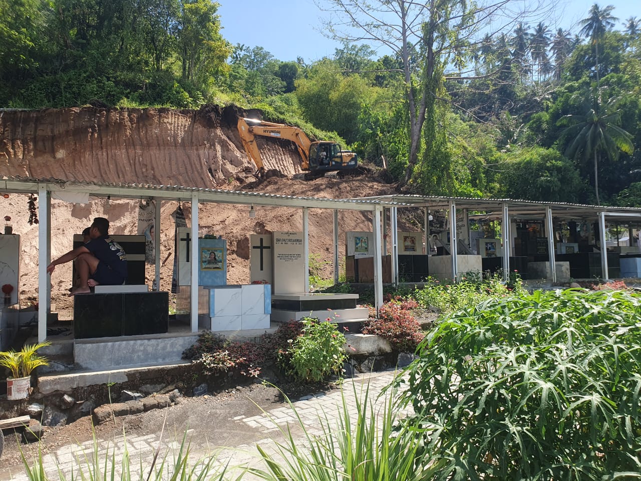 FRATO : Pekerjaan Di Lahan Pekuburan Buyungon Hasil Swadaya Masyarakat Buyungon